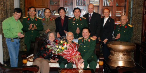 Thượng tướng-Viện sỹ Nguyễn Huy Hiệu cùng đoàn đại biểu đến chúc Tết gia đình Đại tướng Võ Nguyên Giáp vào dịp Tết Nguyên đán 2008