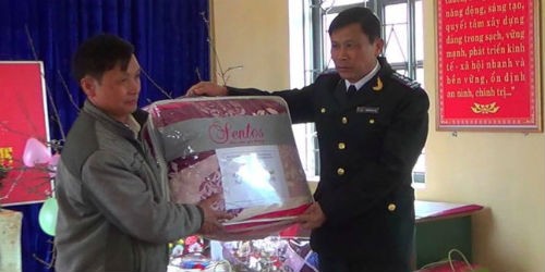Cục trưởng Nguyễn Huy Hải tặng quà cho gia đình khó khăn của xã La Pán Tẩn, huyện Mù Cang Chải nhân dịp Xuân Ất Mùi 2015