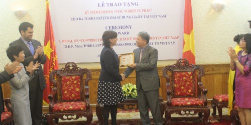 Trao tặng Kỷ niệm chương “Vì sự nghiệp Tư pháp” cho Đại sứ Hungary