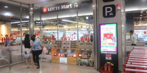 Một trung tâm thương mại cũng được đặt ngay dướt tầng hầm B1 của tòa nhà Lotte trên đường Đào Tấn