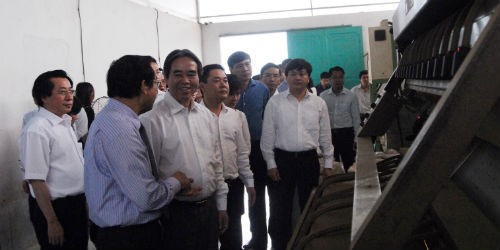 Thống đốc Nguyễn Văn Bình thăm dây chuyền sản xuất của  doanh nghiệp chè Hùng Cường