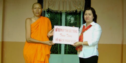 Bà Nguyễn Thị Thu Vân trao bảng tượng trưng tủ sách pháp luật cho đại diện chùa Khmer trên địa bàn
