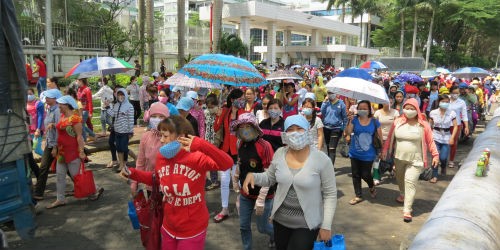 Hàng chục ngàn công nhân Công ty TNHH PouYuen Việt Nam bỏ về để phản đối quy định bảo hiểm xã hội một lần