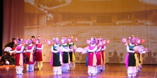 NSƯT Phó Thị Kim Đức đã cùng với học trò phục dựng điệu múa Bài bông trong ca trù, nhưng đến nay bài múa này vẫn chỉ do nhóm ca trù Kim Đức… tự “quản lý”
