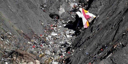 Mảnh vỡ máy bay Airbus A320 của hãng Germanwings tại núi Alps. (Nguồn: AP)