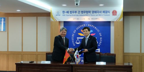Bộ trưởng Bộ Tư pháp Việt Nam Hà Hùng Cường và Bộ trưởng Bộ Tư pháp Hàn Quốc Hwang Kyo-ahn đã ký Thỏa thuận hợp tác giữa hai Bộ
