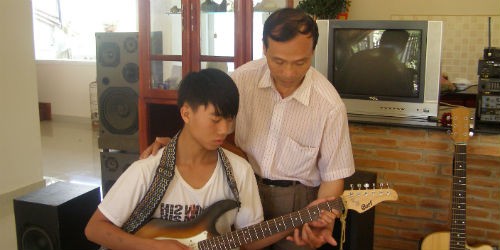 Anh Trương Văn Hoàng dạy nhạc cho thanh niên