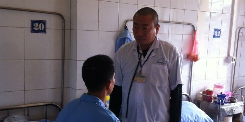 Bác sỹ Hưng đang tư vấn cho bệnh nhân