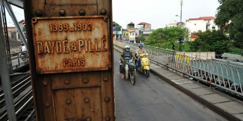 Tấm biển trên thân công trình cho thấy cầu sắt Long Biên đã hơn 112 năm “tuổi”