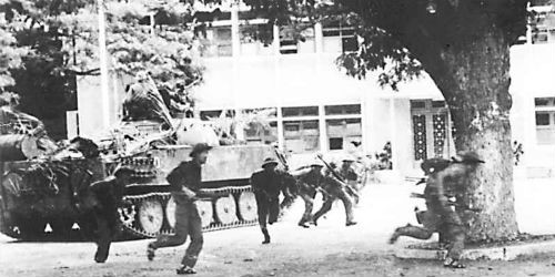 Lữ đoàn Xe tăng 203 (Quân đoàn 2) tiến công đánh chiếm Tòa hành chính tỉnh Bình Thuận. (Ảnh tư liệu)