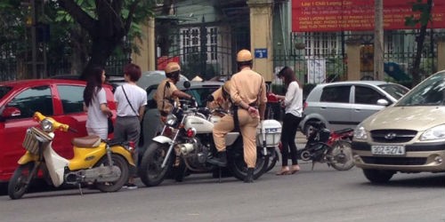 Cảnh sát giao thông xử lý hành chính không đội mũ bảo hiểm