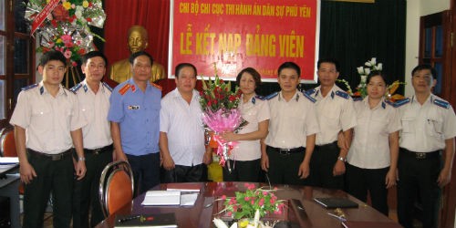Chi cục trưởng Nguyễn Văn Phú (thứ tư bên phải) cùng các cán bộ chấp hành viên Thi hành án dân sự Phù Yên