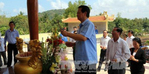 Thủ tướng Nguyễn Tấn Dũng và các đại biểu dâng hương tưởng niệm các chiến sĩ hy sinh tại Hòn Đất. Ảnh: TTXVN