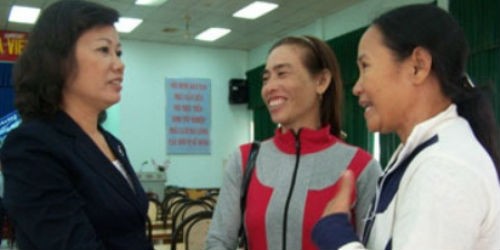 Bà Ung Thi Xuân Hương lắng nghe nguyện vọng của người dân khi tiếp xúc cử tri