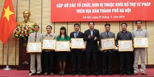 Công chứng viên Chu Văn Khanh (thứ ba từ phải sang) nhận Bằng khen của UBND thành phố Hà Nội vì có nhiều thành tích trong hoạt động bổ trợ tư pháp