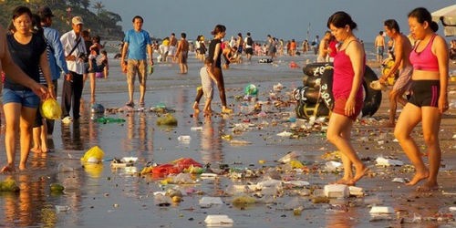 Rác thải đầy bãi biển