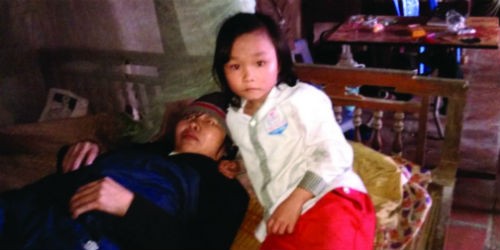 Bố tâm thần, mẹ nằm liệt giường vì bệnh tật, cuộc sống của bé Trang vô cùng khốn khổ, bấp bênh
