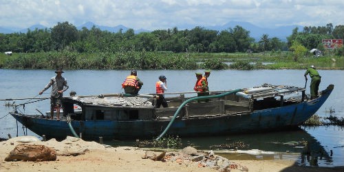 Lực lượng chức năng tỉnh Quảng Nam trong một đợt truy bắt “cát tặc” trên sông