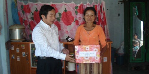 Anh Nguyễn Minh Thuận trao quà cho một gia đình chính sách