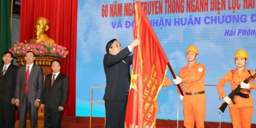 Phó Thủ tướng Chính phủ Hoàng Trung Hải thay mặt Đảng, Nhà nước trao tặng Huân chương Độc lập hạng Nhì cho Điện lực Hải Phòng