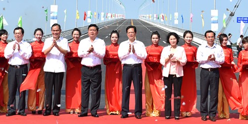 Thủ tướng Nguyễn Tấn Dũng phát lệnh thông xe cầu Cổ Chiên