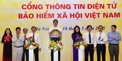 Thủ tướng Nguyễn Tấn Dũng nhấn nút khai trương Cổng TTĐT Bảo hiểm xã hội Việt Nam