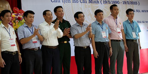 Đ/c thiếu tướng Nguyễn Văn Cương – Tư lệnh Bộ Tư lệnh Bảo vệ Lăng Chủ tịch Hồ Chí Minh trao Huy hiệu Bác Hồ cho đại biểu dự Chương trình