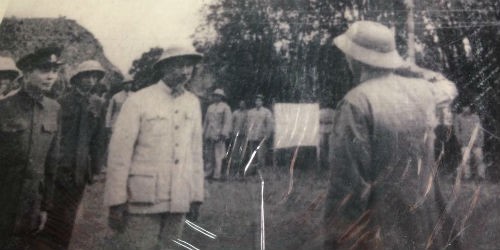 Bức ảnh Bác Hồ cùng Đại tướng Võ Nguyên Giáp đến thăm và giao nhiệm vụ cho Sư đoàn 316 trở lại xây dựng nông trường Điện Biên