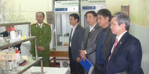 Ông Ngô Hường Dũng (ngoài cùng bên phải) tham gia Đoàn Chính phủ kiểm tra tuyến pháp y Thái Bình
