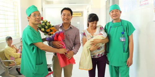 Quảng Ninh: Bé trai đầu tiên ra đời bằng phương pháp thụ tinh nhân tạo