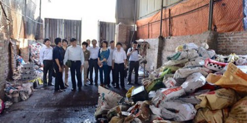 GS.TS Nguyễn Thanh Long, Thứ trưởng Bộ Y tế đã đi kiểm tra tình trạng ô nhiễm chì tại Hưng Yên. Ảnh NTNN