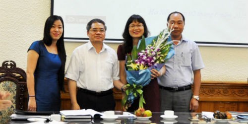 Thứ trưởng Đinh Trung Tụng tặng hoa chúc mừng Chi ủy Cục Con nuôi nhiệm kỳ mới