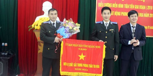Anh Hà (cầm hoa) nhận cờ thi đua dành cho đơn vị xuất sắc