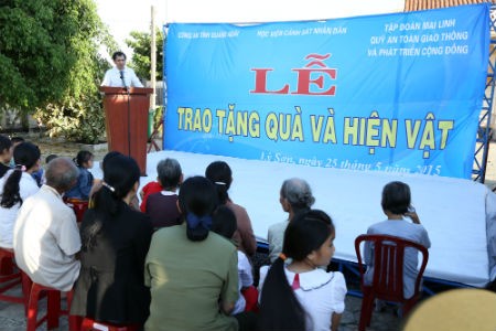 Tập đoàn Mai Linh: Tặng quà cho học sinh đảo Lý Sơn