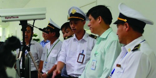 Thứ trưởng Bộ Y tế Nguyễn Thanh Long dẫn đầu đoàn kiểm tra công tác phòng chống dịch MERS.CoV tại Cửa khẩu sân bay quốc tế Nội Bài ngày 2/6