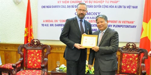 Trao tặng Kỷ niệm chương “Vì sự nghiệp Tư pháp” cho Đại sứ Ailen
