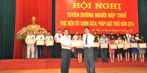 Phó Tổng Biên tập Thường trực Báo Pháp luật Việt Nam Đặng Ngọc Luyến nhận Giấy khen của Tổng cục trưởng Tổng cục Thuế