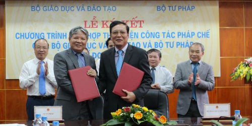 Bộ trưởng Hà Hùng Cường và Bộ trưởng Phạm Vũ Luận cùng các đại biểu tại Lễ ký kết