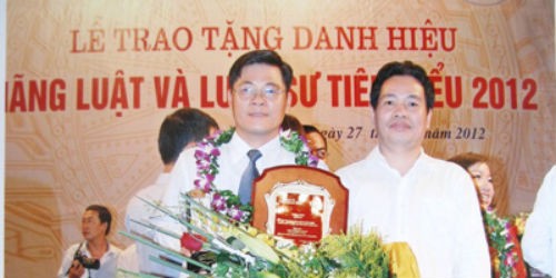 Luật sư Hà chụp ảnh với ông Dương Sơn Linh (nhân vật trong vụ án Hủy hoại tài sản) tại buổi lễ vinh danh Hãng luật và Luật sư tiêu biểu năm 2012