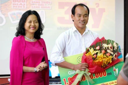 Bà Trần Uyên Phương – Phó Tổng Giám đốc, đại diện Number 1 trao giải thưởng đặc biệt 1 tỷ đồng cho khách hàng Lê Phú Quốc