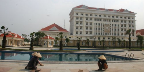 Nhà khách tỉnh Quảng Nam được UBND tỉnh này quyết định chi 165 tỷ đồng đầu tư xây dựng từ nguồn vốn ngân sách, nay đã đổi tên thành Khách sạn ven sông Bàn Thạch
