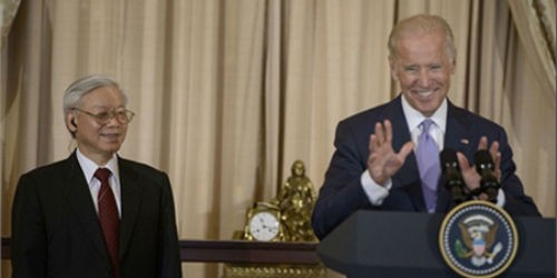 Phó tổng thống Mỹ lẩy Kiều tặng Tổng bí thư