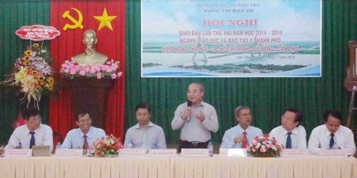 Ông Nguyễn Vinh Hiển – Thứ trưởng Bộ GD&ĐT chủ trì hội nghị