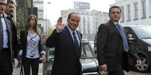 Ông Silvio Berlusconi (giữa) đối mặt với hàng loạt phiên tòa và tội danh