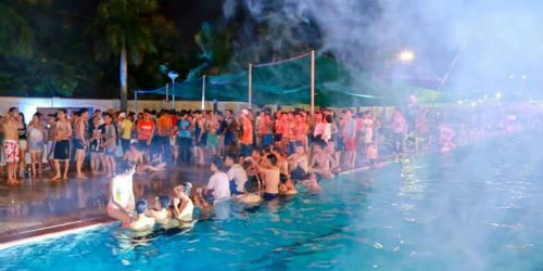 Quang cảnh bể bơi nơi tổ chức chương trình