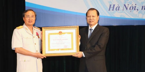 Thừa ủy quyền Chủ tịch nước, Phó Thủ tướng Vũ Văn Ninh trao Huân chương Độc lập hạng Nhất cho ông Nguyễn Ngọc Túc, Tổng cục trưởng Tổng cục Hải quan