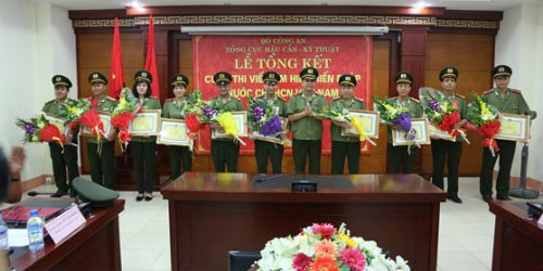 Đồng chí Thiếu tướng Nguyên Văn Chuyên, Phó Tổng cục trưởng Tổng cục Hậu cần – Kỹ thuật, Bộ Công an trao giải thưởng các tập thể