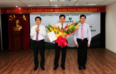 Ông Nghiêm Xuân Thành – Bí thư Đảng ủy – Chủ tịch HĐQT Vietcombank (bên trái) và ông Nguyễn Minh Sáu – Chủ tịch Công ty VCBL trao Quyết định và tặng hoa cho ông Nguyễn Trung Hà
