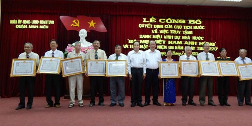 Truy tặng danh hiệu cho gia đình 12 Mẹ Việt Nam Anh hùng