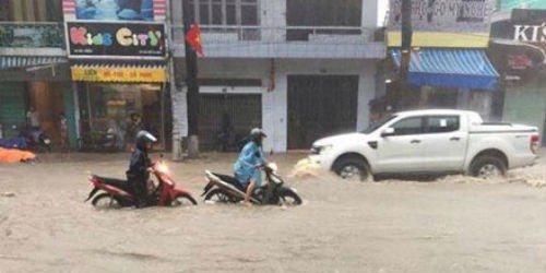 Chiều tối qua, 26/7, đường phố Quảng Ninh ngập nặng sau cơn mưa lớn kéo dài. (Ảnh: Tuấn Khanh/Dân trí)